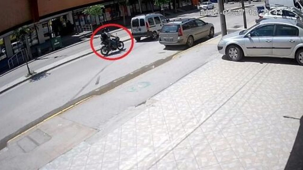 ARACA ÇARPAN MOTOSİKLET TAKLA ATTI, 1 KİŞİ YARALANDI