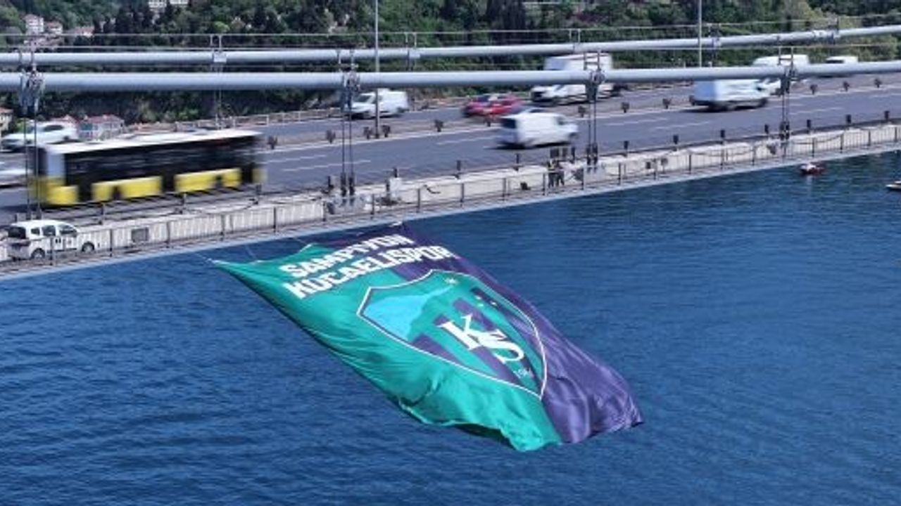 Kocaelispor'un Bayrağı İstanbul Boğazı'nda Dalgalandı