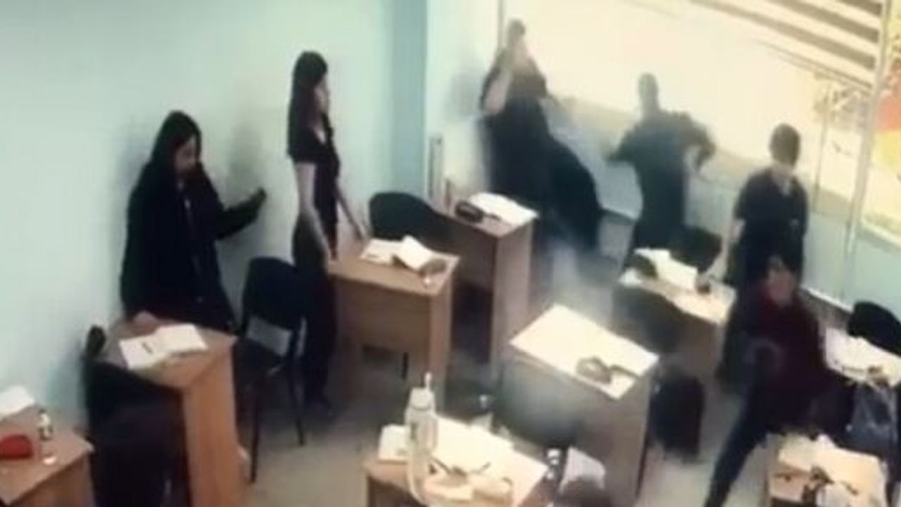 KURS MERKEZİNDE DEHŞET ANLARI KAMERADA: SINIFA GİRİP ÖĞRENCİYE SALDIRDI