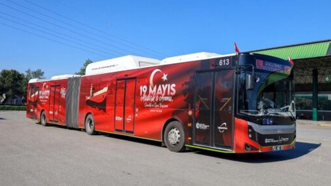    Otobüs ve Tramvaylar 19 Mayıs'a Özel Giydirildi