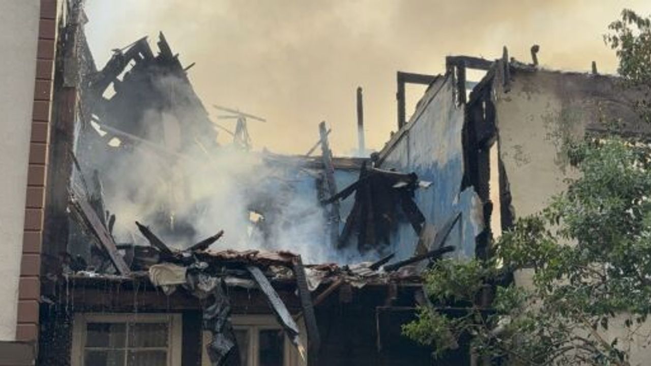 YANAN AHŞAP EV DUVARI 2 İTFAİYE ERİNİN ÜZERİNE DÜŞTÜ