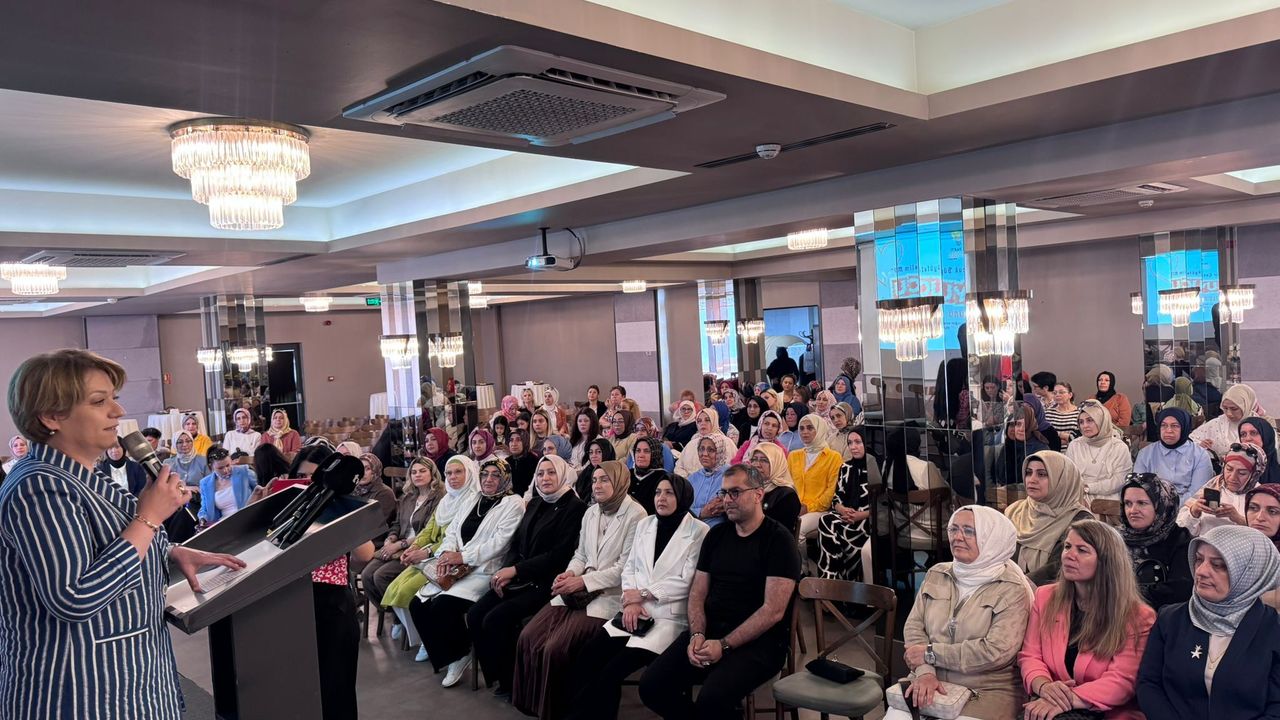 AK Kadınlardan "Kalbimizde Bir Çocuk Büyütelim mi?" Programı 
