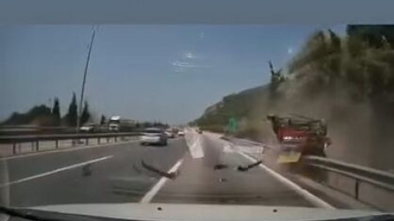 Bariyerlere Girip Takla Attı: 7 Yaralı