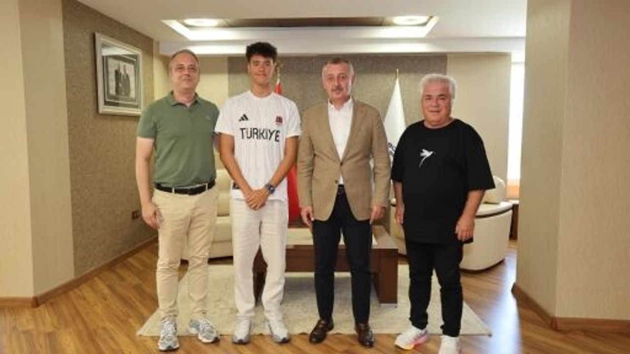 Büyükakın, Genç Milli Yüzücüyü Kabul Etti