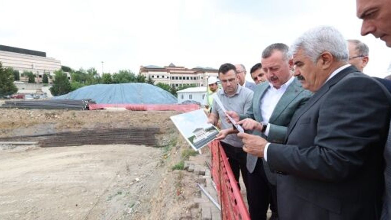 Büyükakın, KOÜ Camii ve Otopark İnşaatını İnceledi