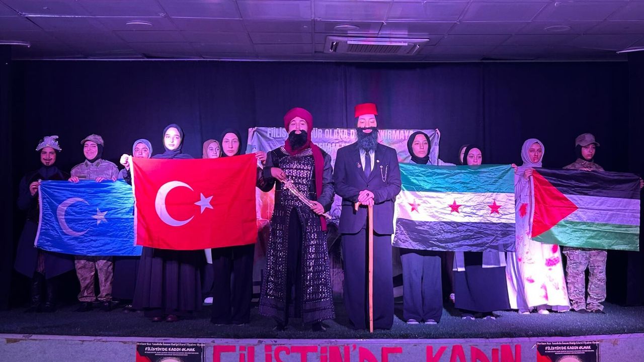 “Filistin’de Kadın Olmak” Tiyatro Gösterisi Derince’de Büyük Yankı Uyandırdı