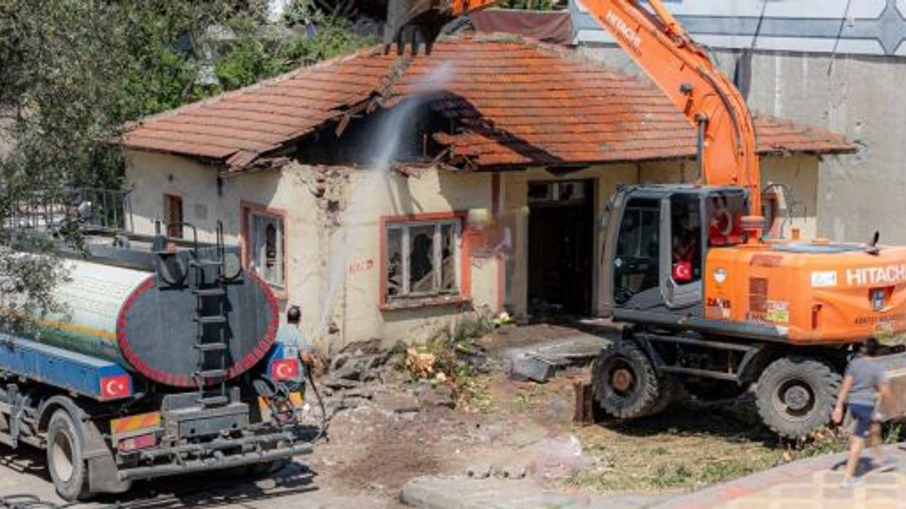 Güney Mahallesi’ndeki Metruk Bina Kontrollü Şekilde Yıkıldı