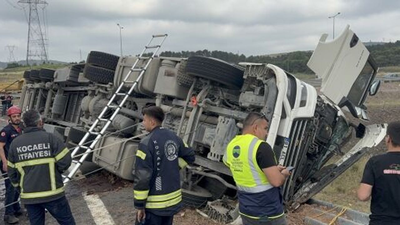 KARPUZ YÜKLÜ TIR DEVRİLDİ: 1 ÖLÜ, 3 YARALI