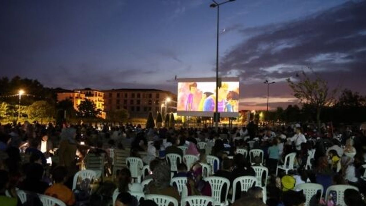 Kartepe’de Açık Hava Sinema Keyfi Başladı