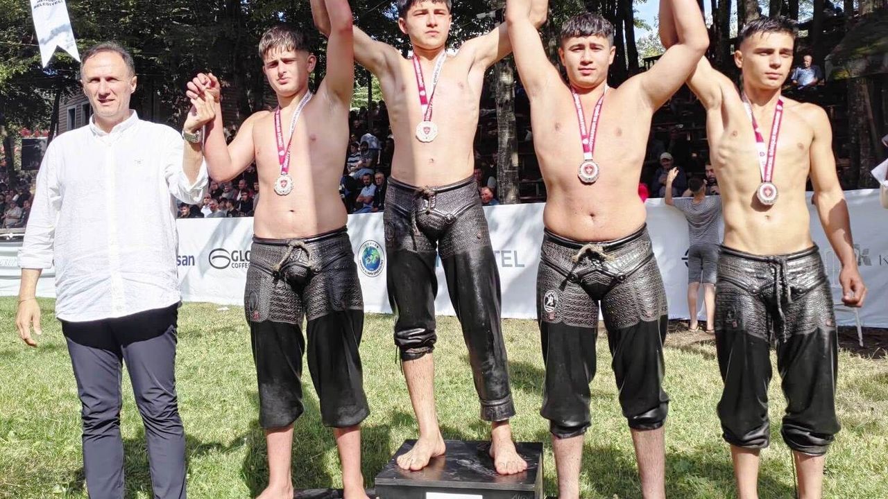 Körfezli Genç Güreşçi Ali Rıza Hendek’te Kürsüde