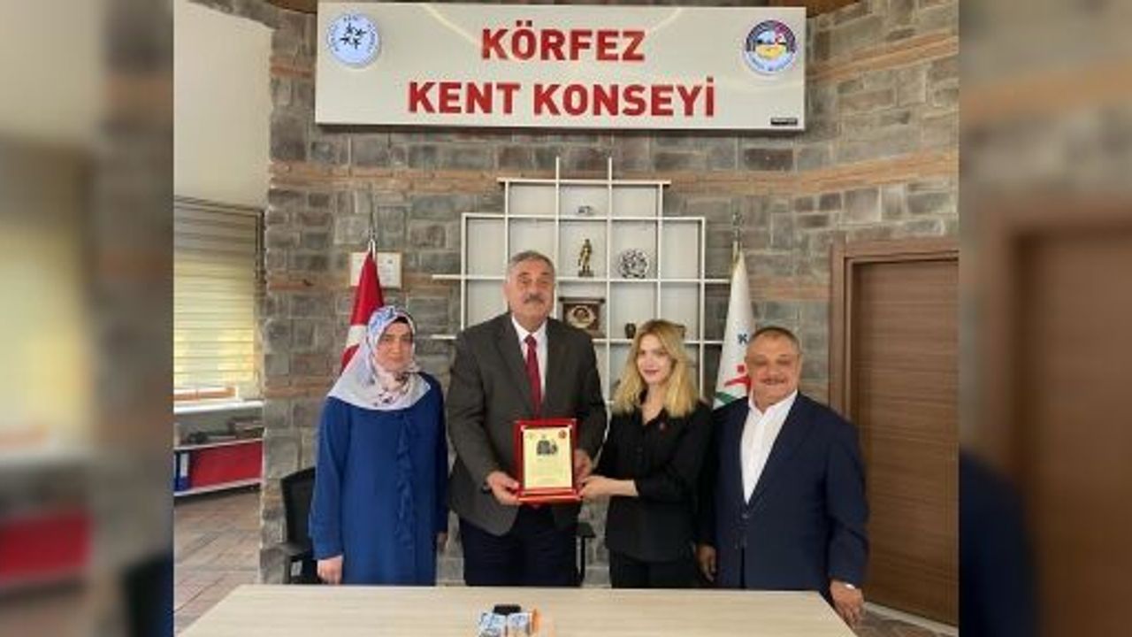 Milli Tekvandocu Şevval Yarar’dan  Başkan Önal’a Plaket