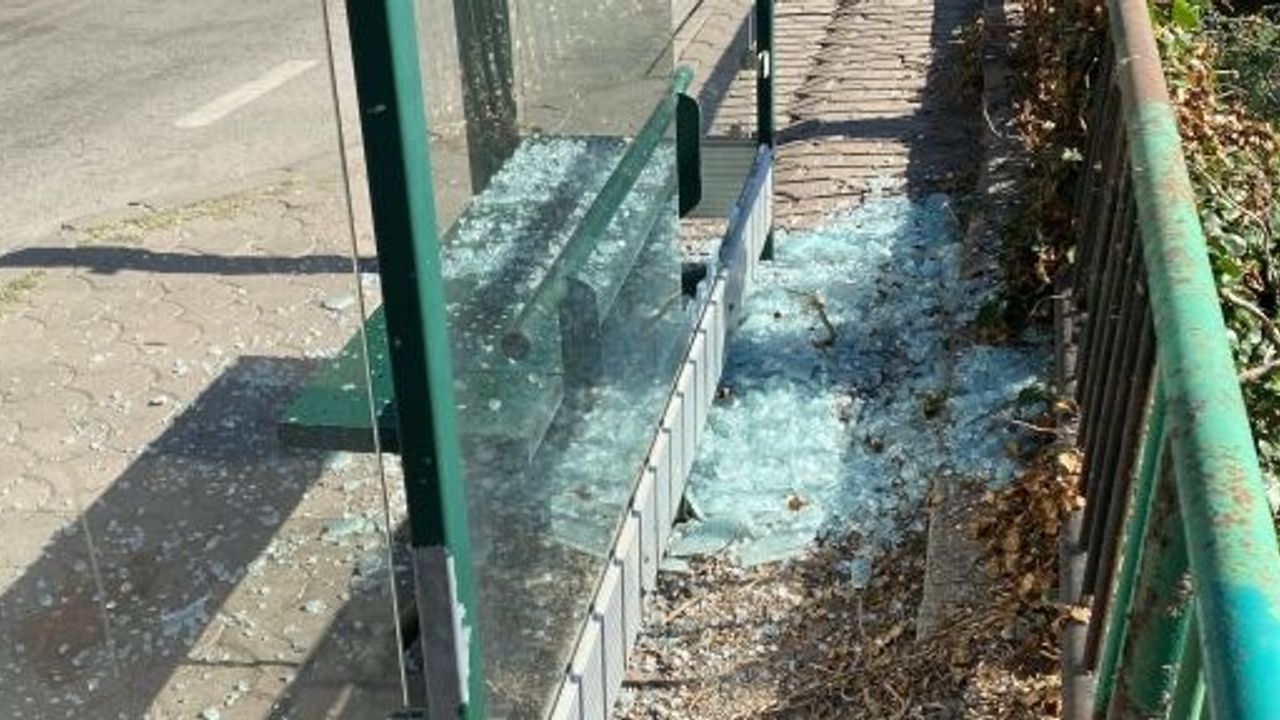 OTOBÜS DURAĞINA SALDIRDILAR: ÇEVRESİNDE KALINTILAR BULUNDU