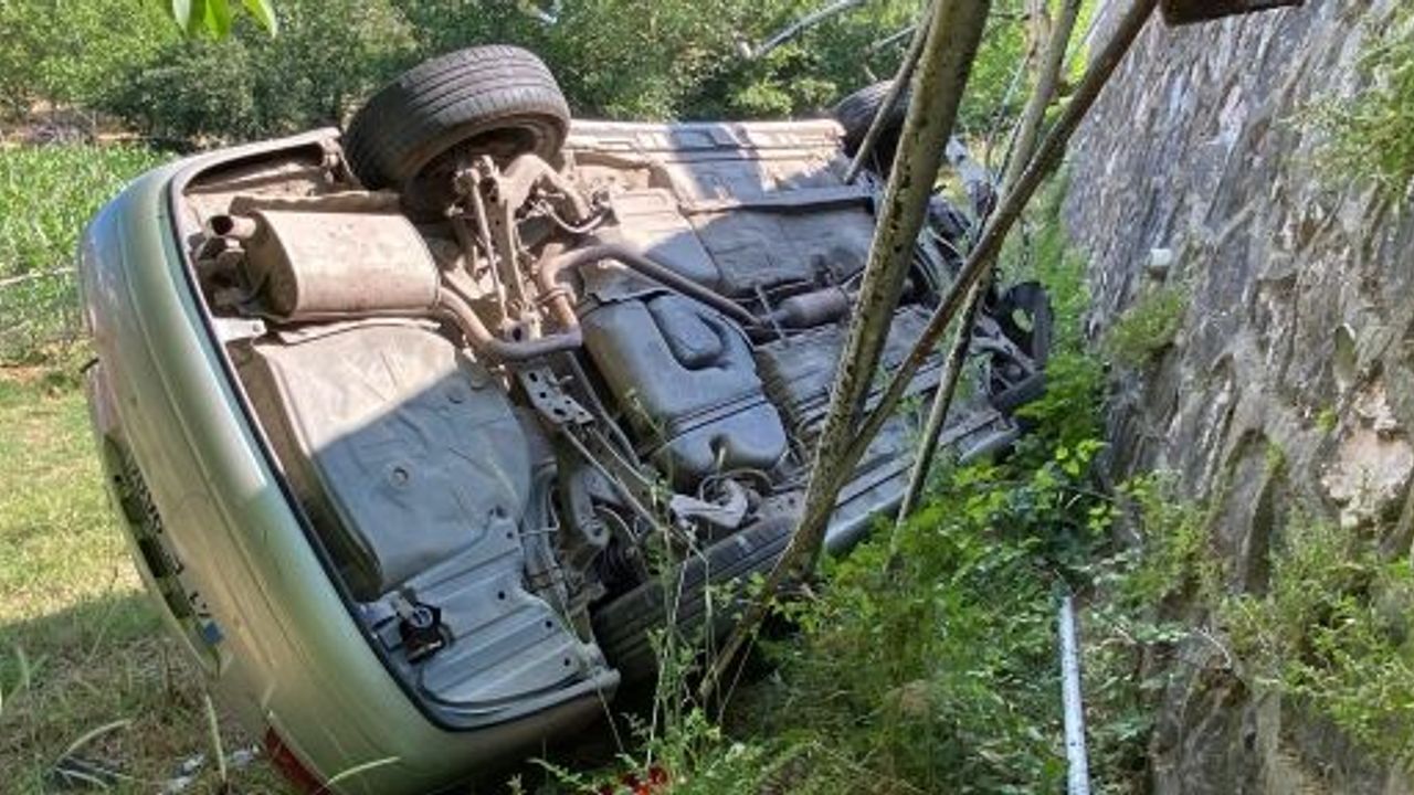 Otomobil 2 Metre Yükseklikten Düştü: Sürücü Kazayı Yara Almadan Atlattı