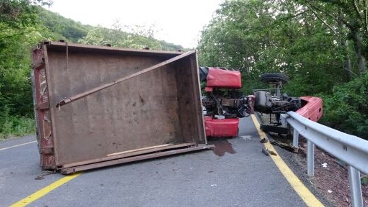 YAN YATAN TRAKTÖRÜN ALTINDA KALAN SÜRÜCÜ AĞIR YARALANDI