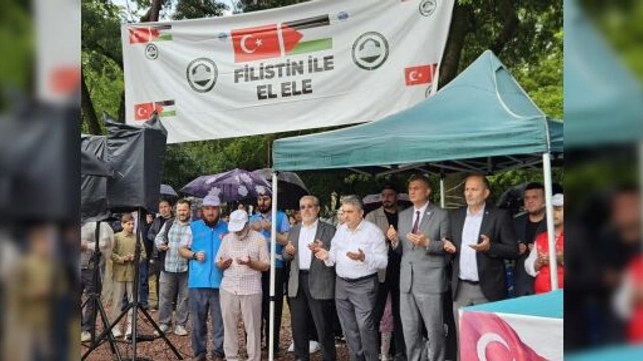 YÜZLERCE KİŞİ YAĞMUR ALTINDA FİLİSTİN İÇİN TEK YÜREK OLDU