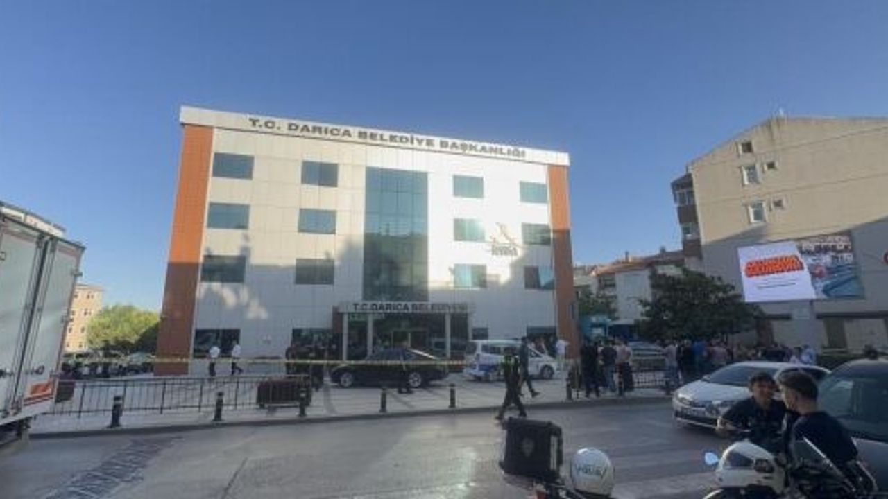 ZABITA PERSONELİ KENDİNİ VURDU, BELEDİYE BAŞKANI KOLUNDAN YARALANDI
