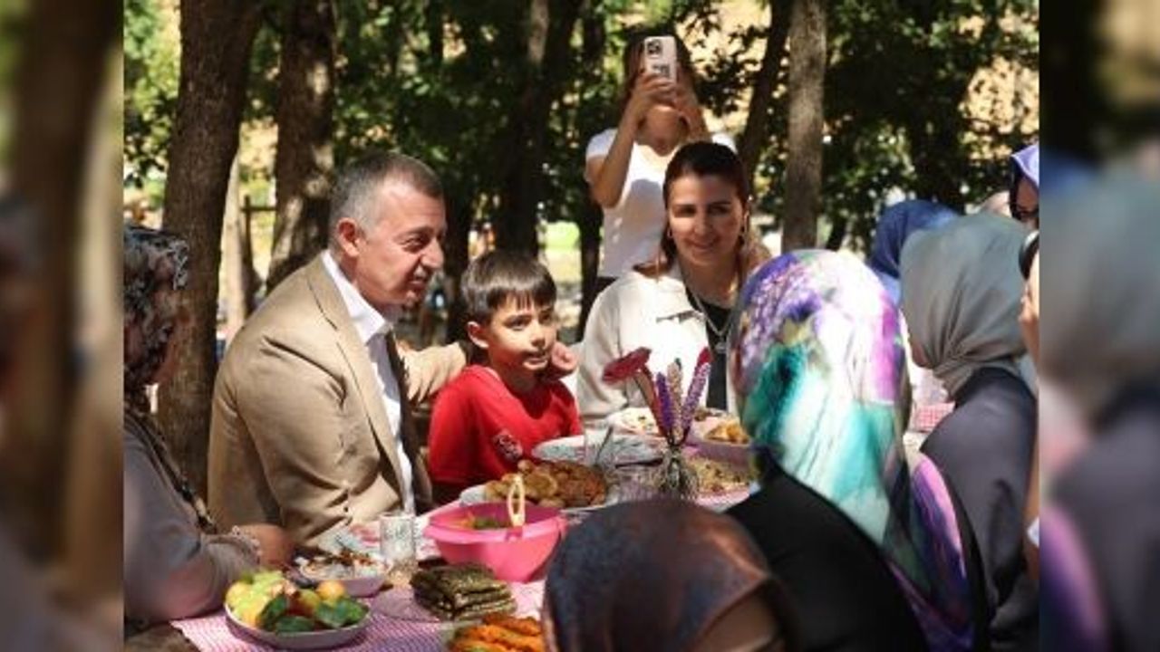 Başkan Büyükakın, Gebze’de Annelerin Pikniğine Katıldı