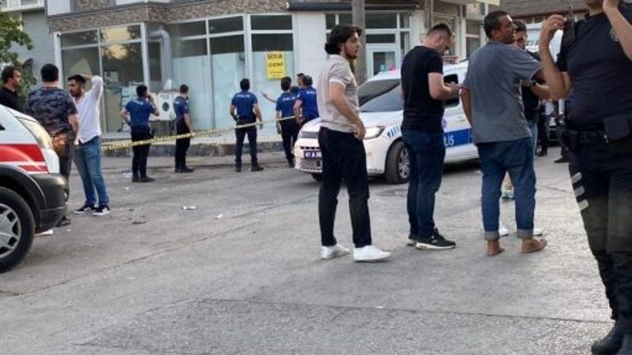 EV BASKINIYLA BAŞLAYAN KAVGADA SOKAK SAVAŞ ALANINA DÖNDÜ