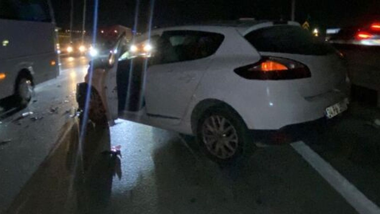 İZMİT'TE İKİ OTOMOBİL ÇARPIŞTI: 1 YARALI