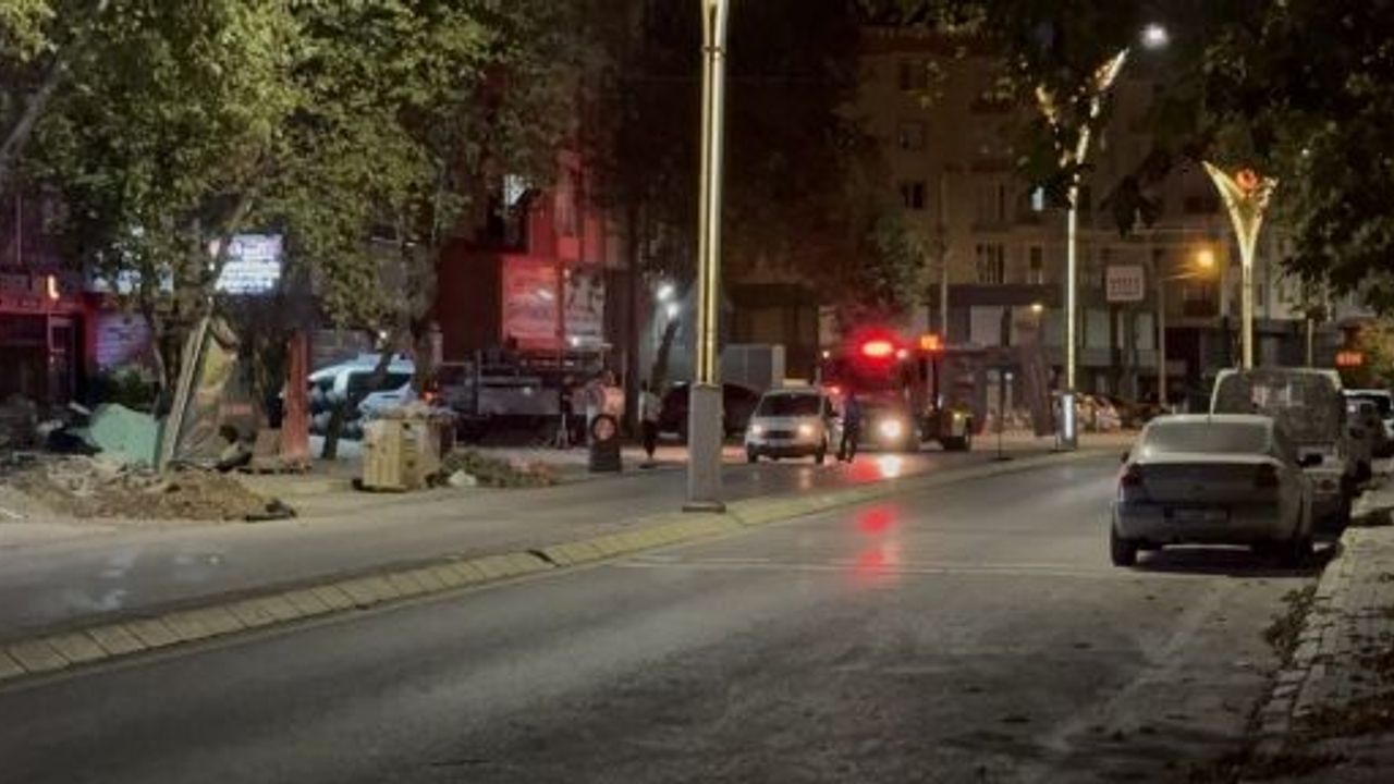 KAZI SIRASINDA DOĞAL GAZ BORUSU DELİNDİ, MAHALLEYİ GAZ KOKUSU SARDI