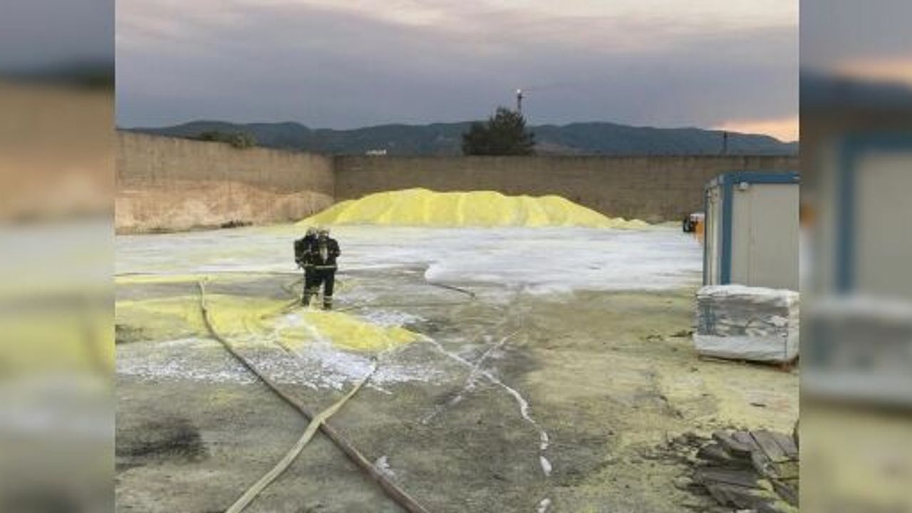 KÜKÜRT DEPOSUNDAKİ YANGINDA KİMYASAL DUMAN PANİĞİ 