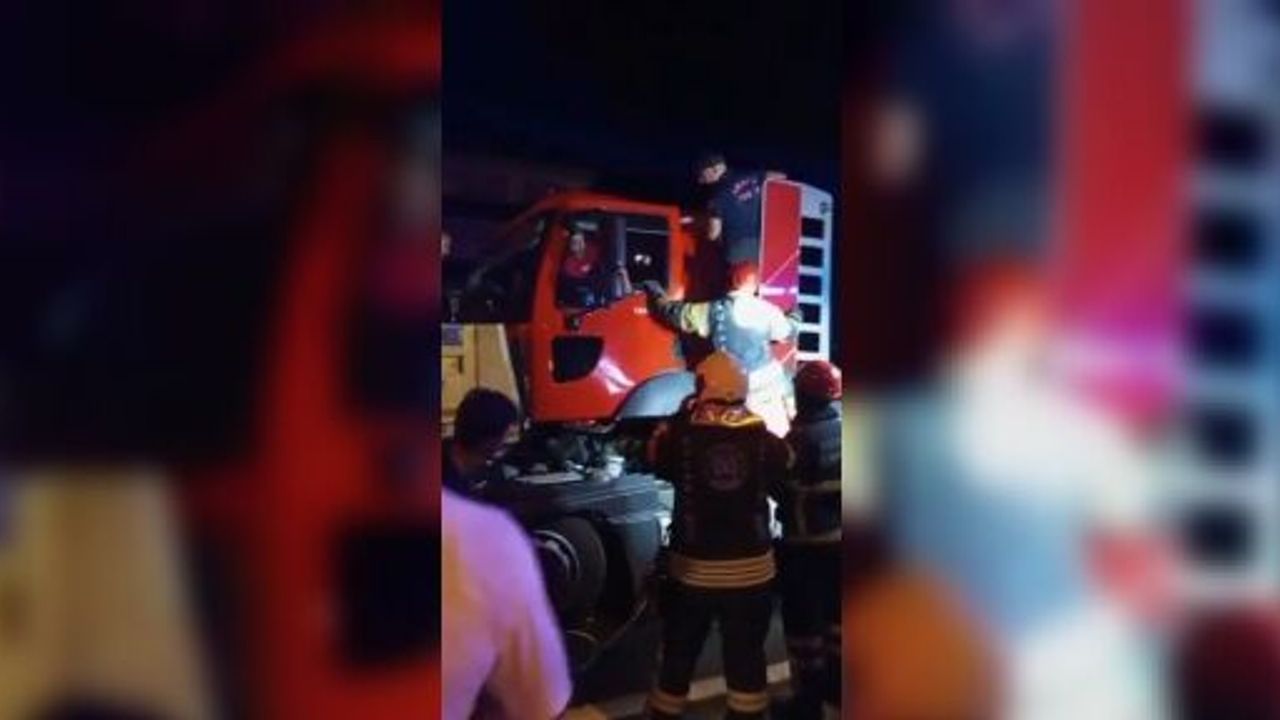 TIR, TIRA ARKADAN ÇARPTI: SIKIŞAN SÜRÜCÜYÜ KURTARDILAR