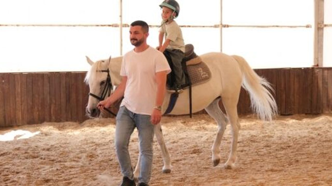 Yaz Tatiline At Üstünde ‘Merhaba’ Dediler