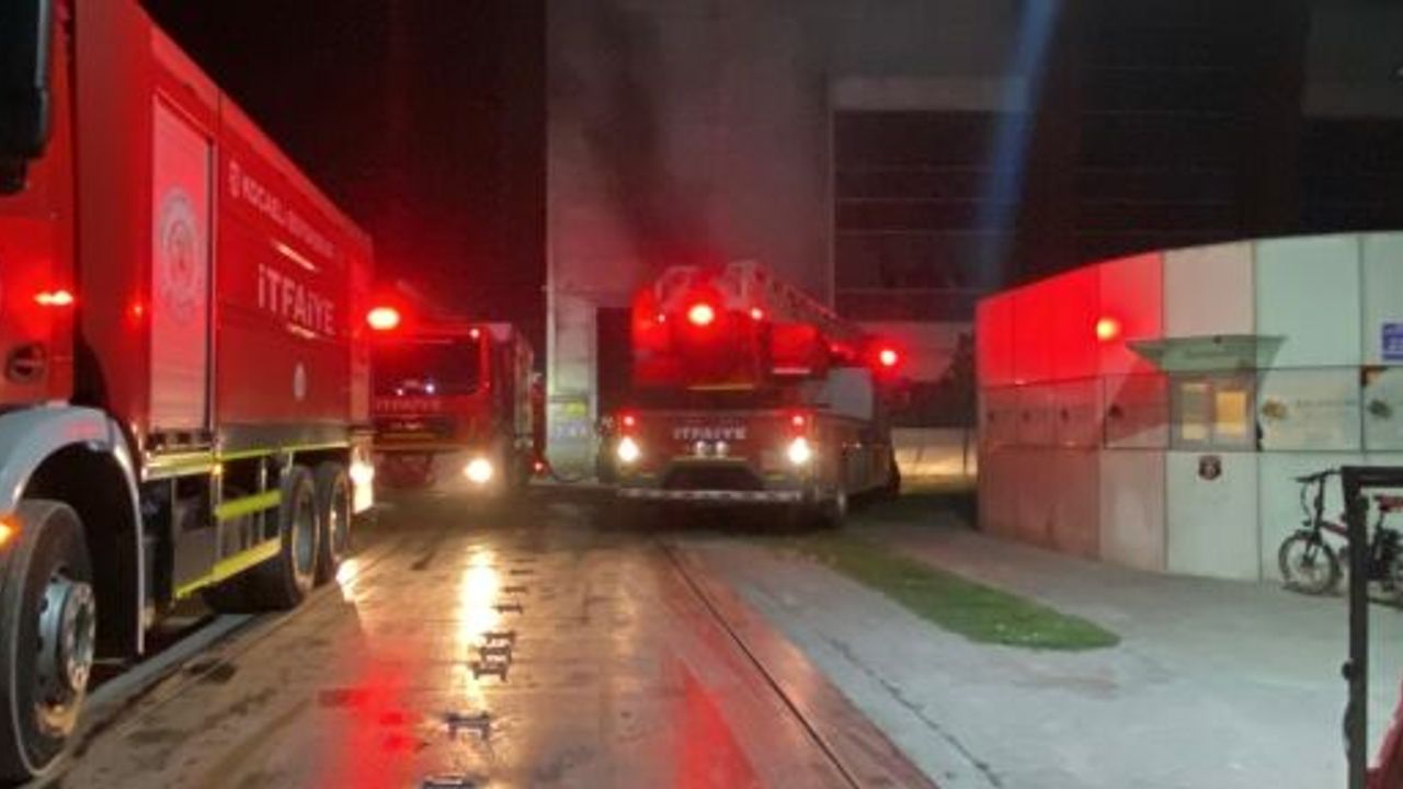 Geri Dönüşüm Fabrikasında Yangın: Bir Kişi Dumandan Etkilendi