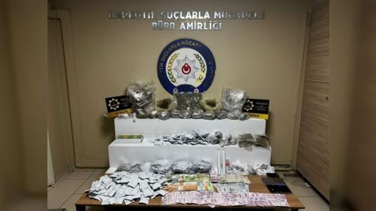 NARKOTİK BASKINDA: 5 ŞÜPHELİ YAKALANDI, 9 KİLO UYUŞTURUCU ELE GEÇTİ
