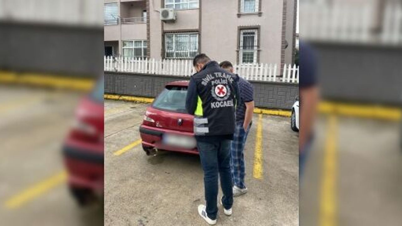DÜĞÜN KONVOYUNDA GÜRÜLTÜ YAPAN ARAÇ TRAFİKTEN MEN EDİLDİ
