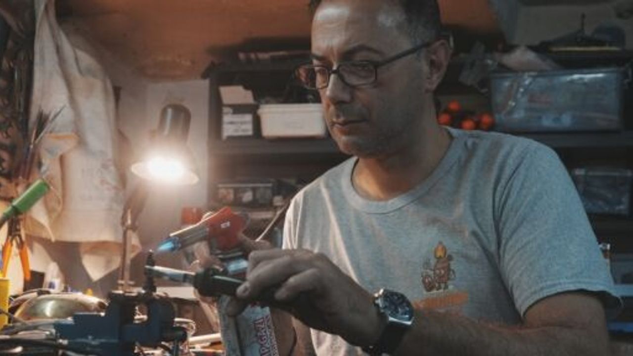 10 METREKARELİK ATÖLYESİNDEN TÜRKİYE'YE ULAŞIYOR