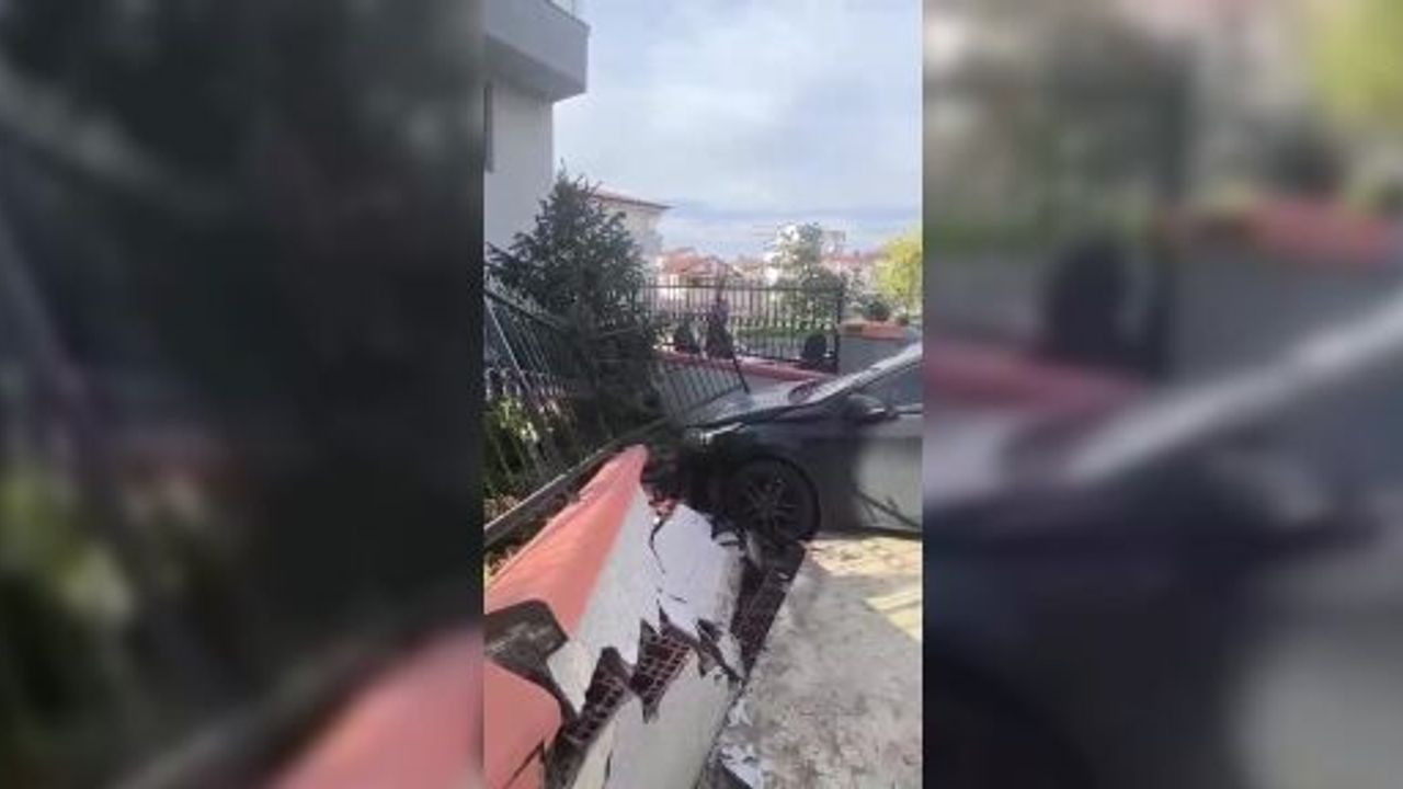 El Freni Çekilmeyen Otomobil Bahçe Duvarını Yıktı