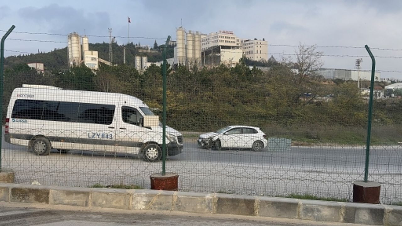 Otomobil İle Servis Çarpıştı: 1 Yaralı