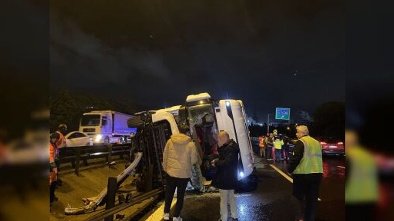 TEM'DE TIR DEVRİLDİ, KASADAKİ GRANÜL YOLA SAÇILDI: 1 YARALI