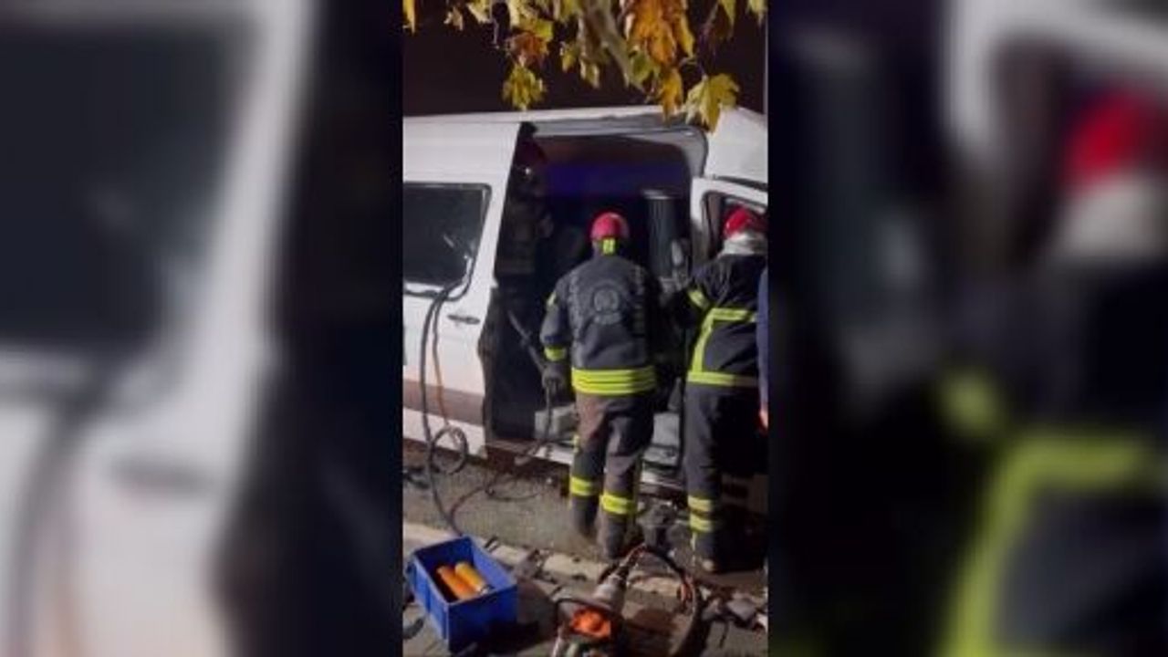 TIR İLE İŞÇİ MİNİBÜSÜ ÇARPIŞTI: 9 YARALI