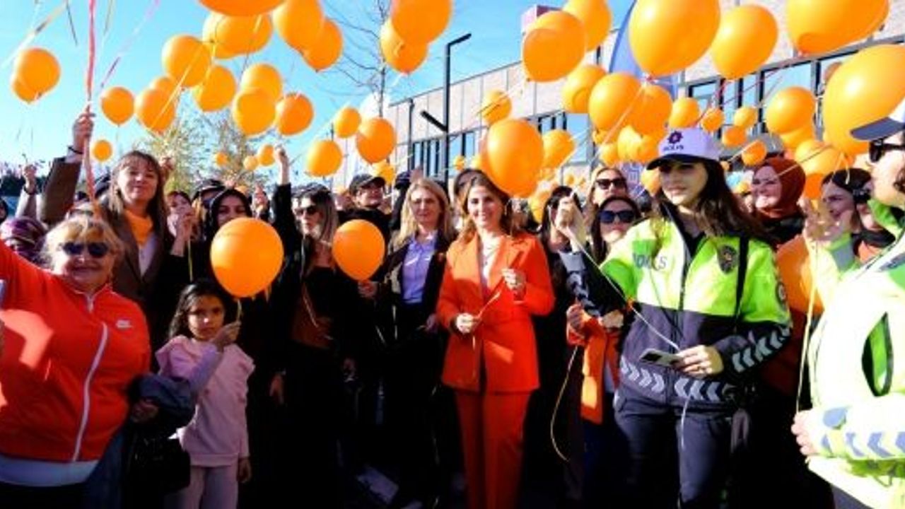 Turuncu Balonlarla Kadına Şiddete ‘Dur’ Mesajı