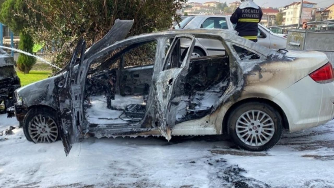 Yakıt Aldıktan Sonra Otomobil Alev Aldı: 2 Araç Kullanılamaz Hale Geldi