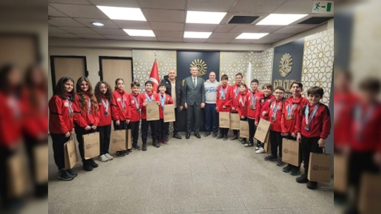 Başkan Sezer Gölcük Belediyesporlu Yüzücüleri Ağırladı