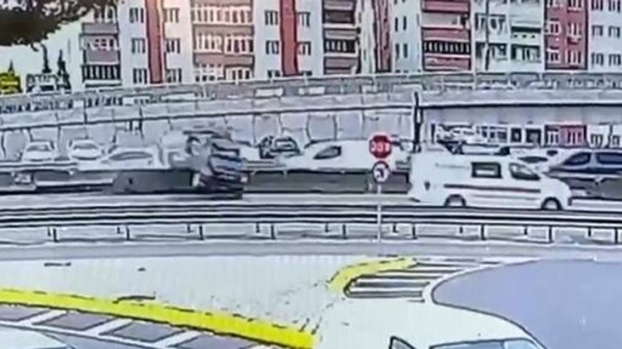 Beton Bariyere Çarpan Otomobil Devrilip Sürüklendi, Kaza Anı Kamerada
