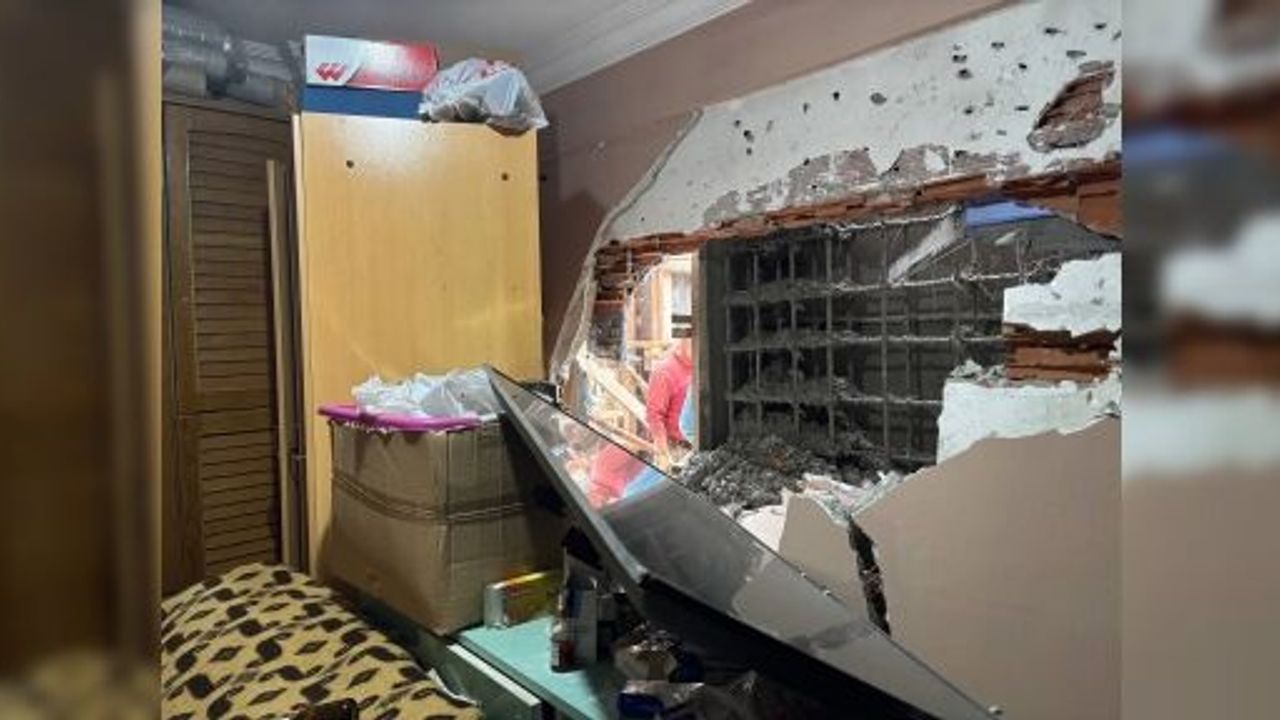 DAİRENİN ZİLİ ÇALINCA YATAK ODASININ YIKILDIĞINI ÖĞRENDİ