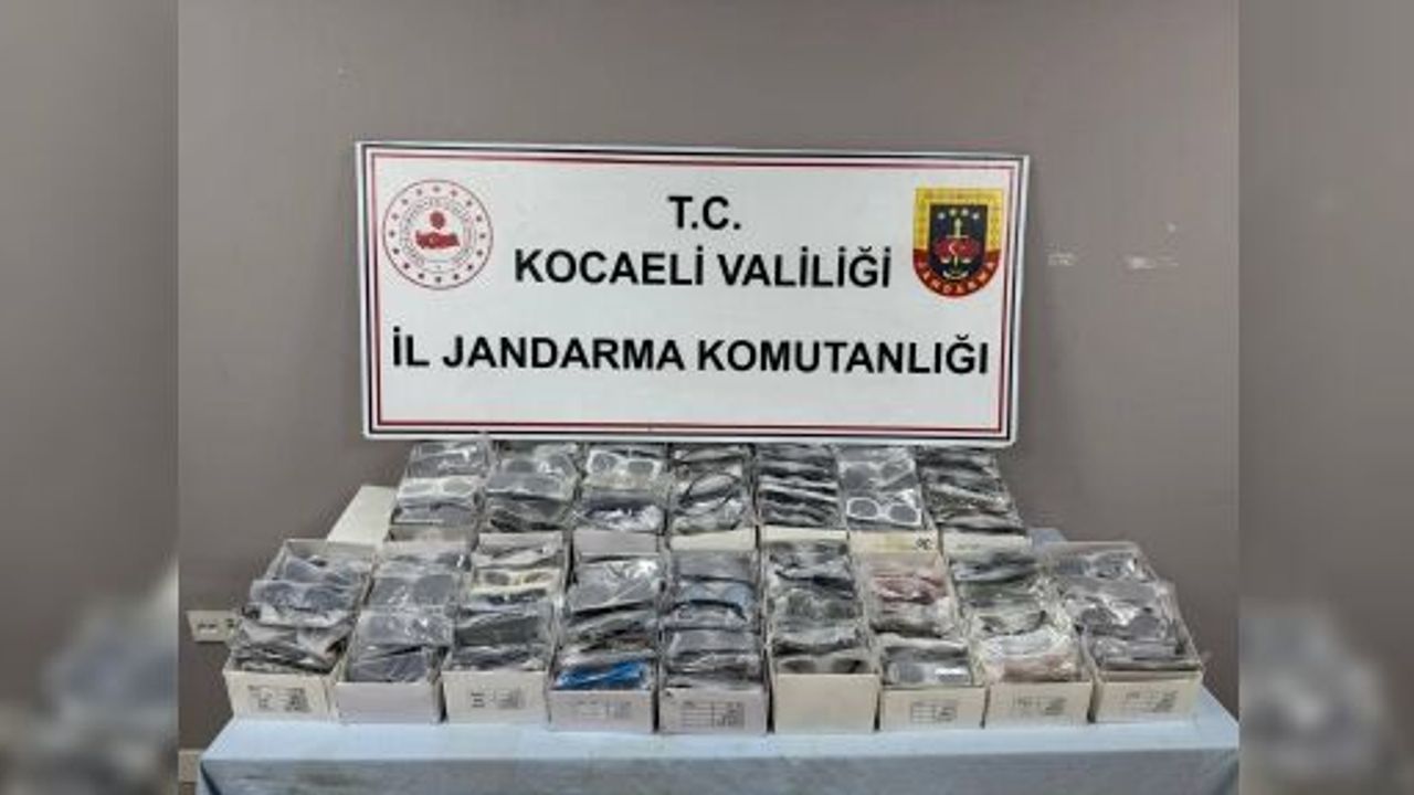 KOCAELİ'DE 2,6 MİLYON TL'LİK KAÇAK GÖZLÜK VE TÜTÜN OPERASYONU