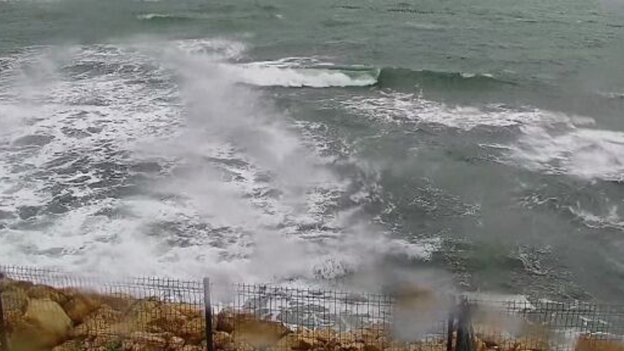 Kocaeli'de Fırtına Sahilleri Vurdu, Dalgalar Yükseldi, Tekneler Sallandı