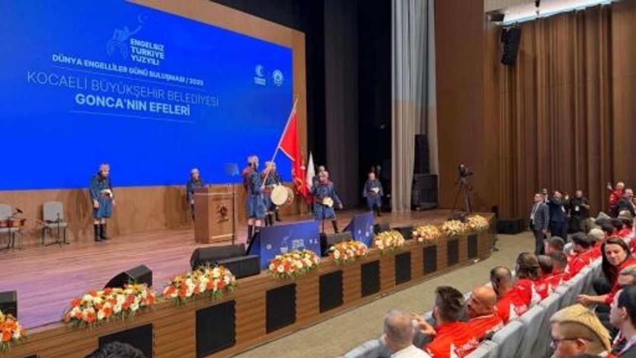 KOCAELİ'NİN "GONCA EFELERİ" CUMHURBAŞKANI ERDOĞAN'IN ÖNÜNDE SAHNE ALDI