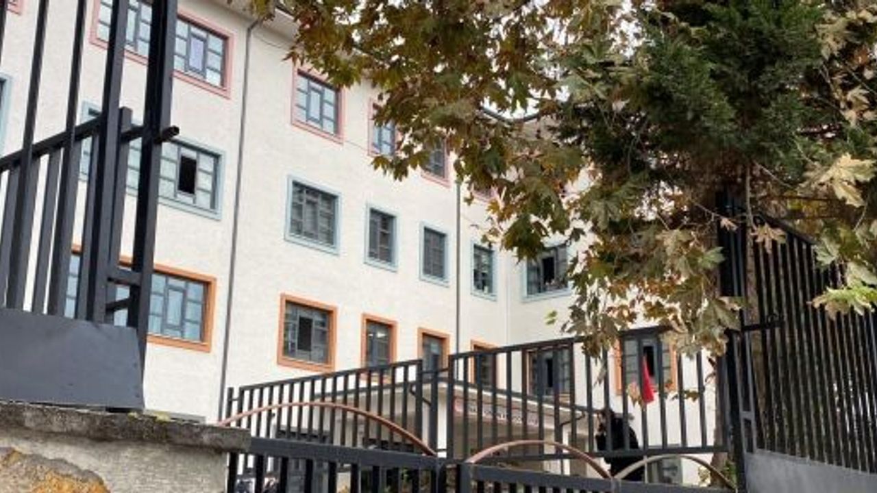 LİSEDE 3. KATTAN DÜŞEN ÖĞRENCİ AĞIR YARALI