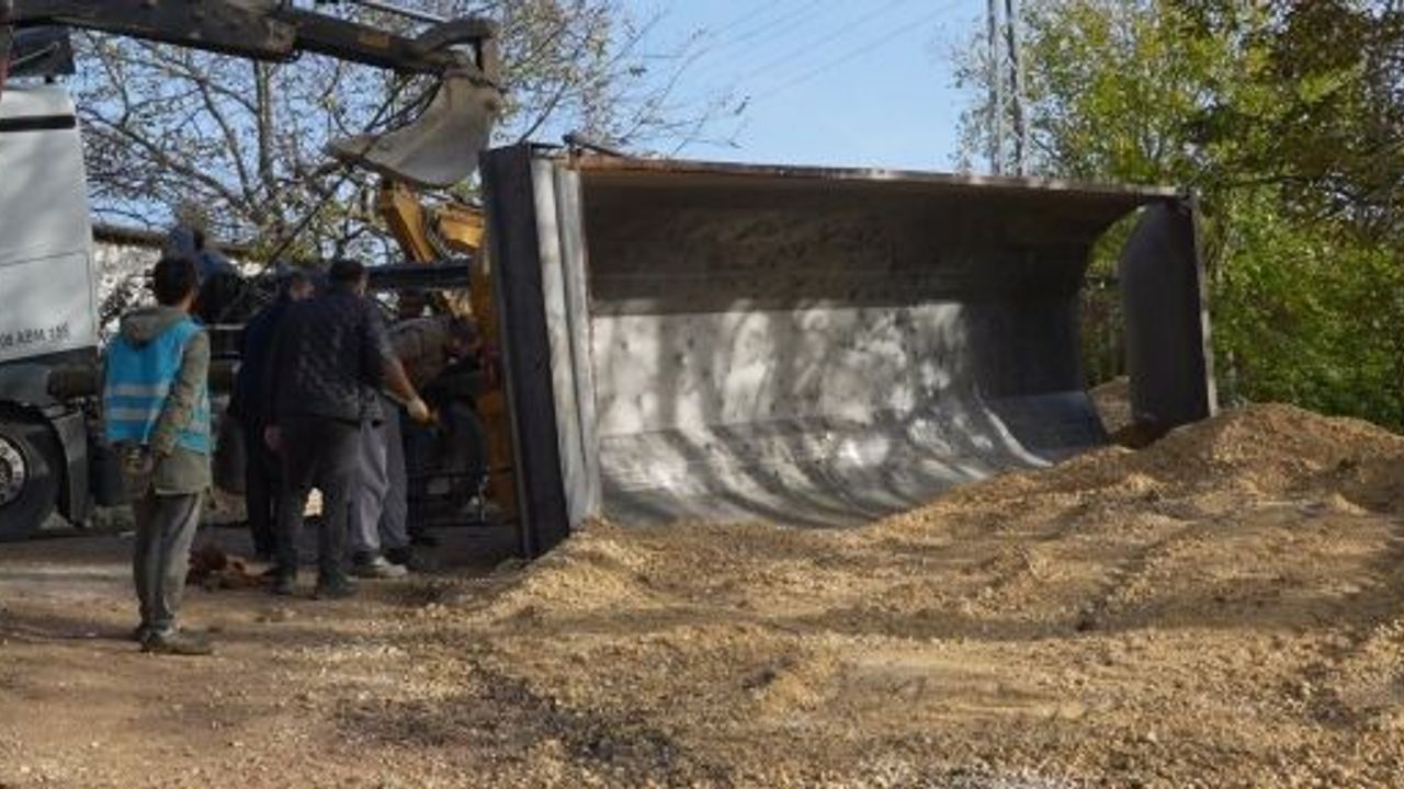 MICIR YÜKLÜ KAMYONUN DAMPERİ DEVRİLDİ, SÜRÜCÜ BAYILDI