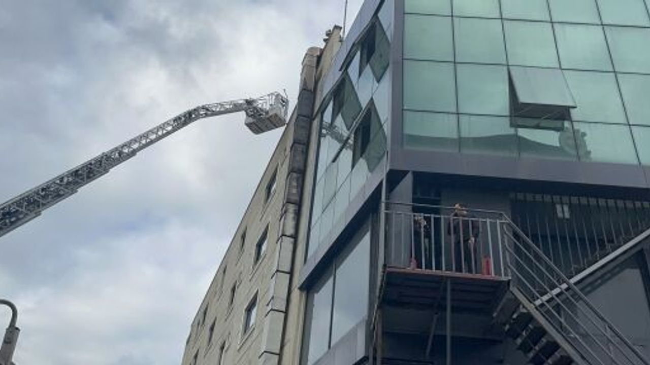 RESTORANDA YANGIN ALARMI: OTEL BOŞALTILDI, 1 YARALI