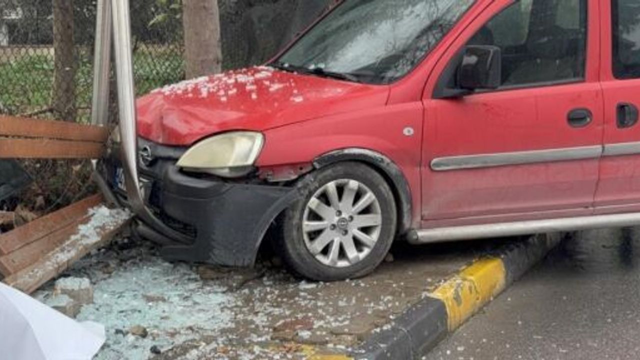 Sürücüsüz Hareket Eden Araç Durağa Çarptı