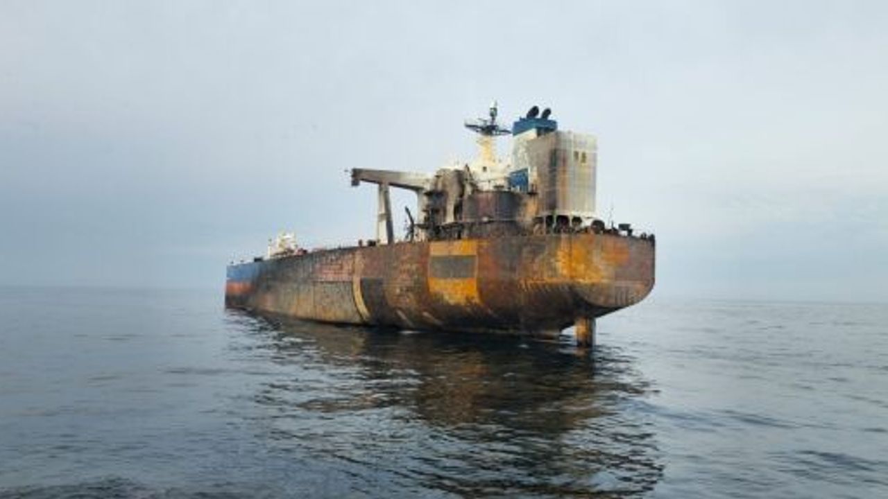 Vurulan Tanker KAIROS'ta Sızıntı Tespit Edildi