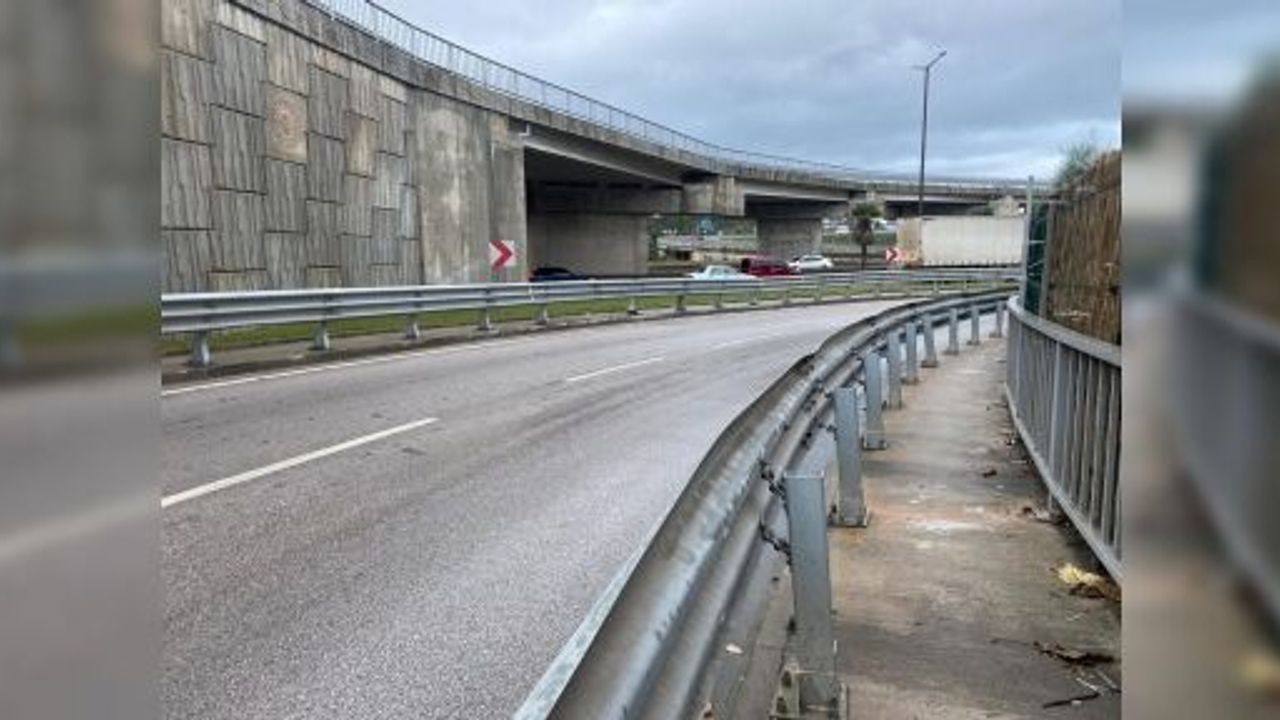 YAĞIŞLI HAVADA BARİYERE ÇARPAN MOTOSİKLETİN SÜRÜCÜSÜ HAYATINI KAYBETTİ