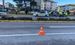 Çevirmeden kaçan motosikletli trafik polisine çarptı